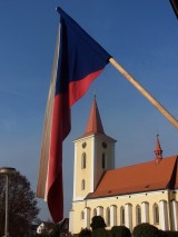 Libošovický_kostel_s_vlajkou